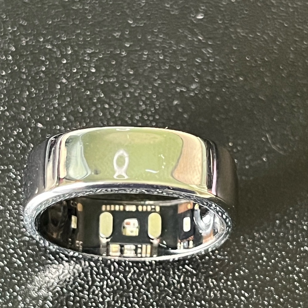RingConn Smart Ring in Black and Silver — Sleek Health Wearable - Picture 7 of 9